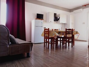 Departamento, 2 habitaciones, balcón, vista a la ciudad | Área de sala de estar