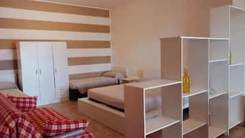 Estudio, patio, vista al mar | Insonorización y tabla de planchar con plancha