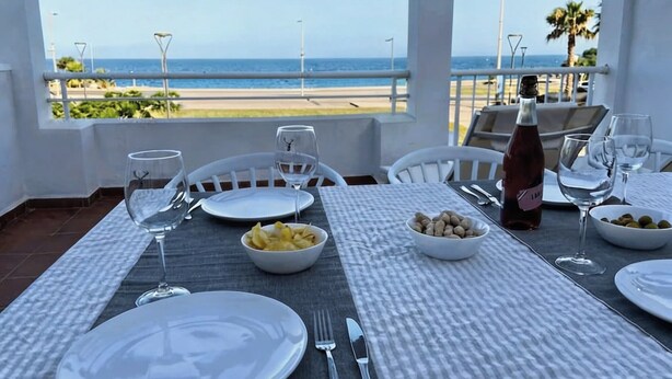 Een tafel voor twee met uitzicht op het strand.
