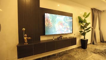 Habitación junior, balcón, vista a la ciudad | Interior