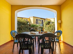 Outdoor dining - Comfortable accommodation with patio (Badesi)