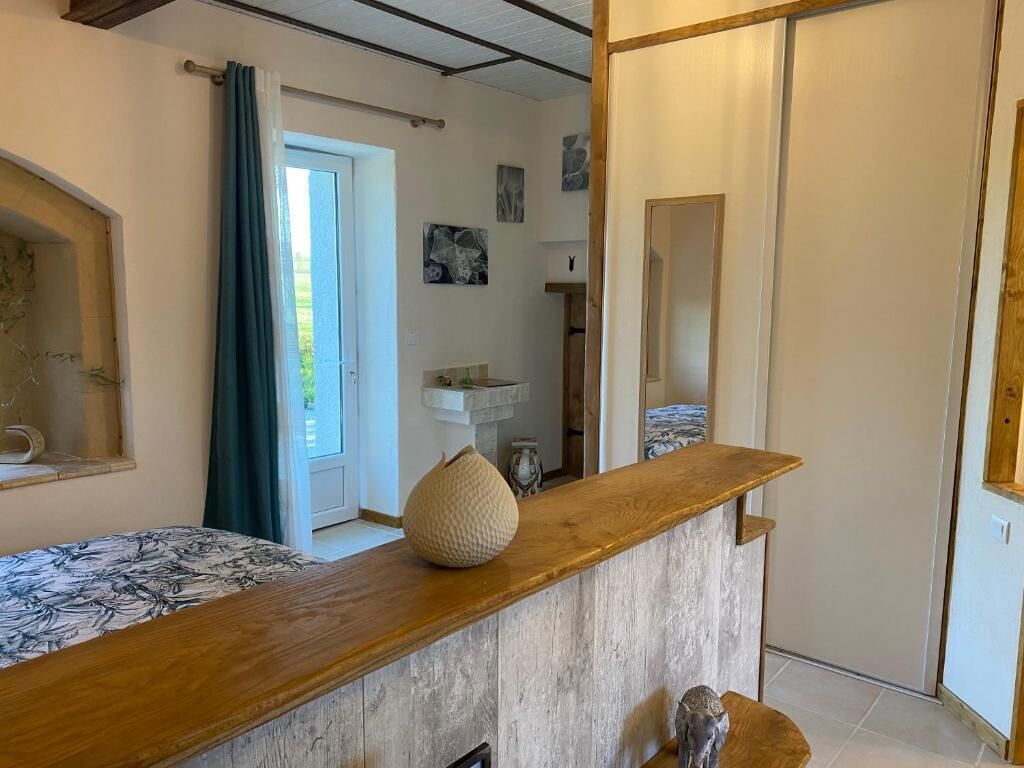 ستائر تعتيم ومكواة/لوح كي وواي فاي مجانًا