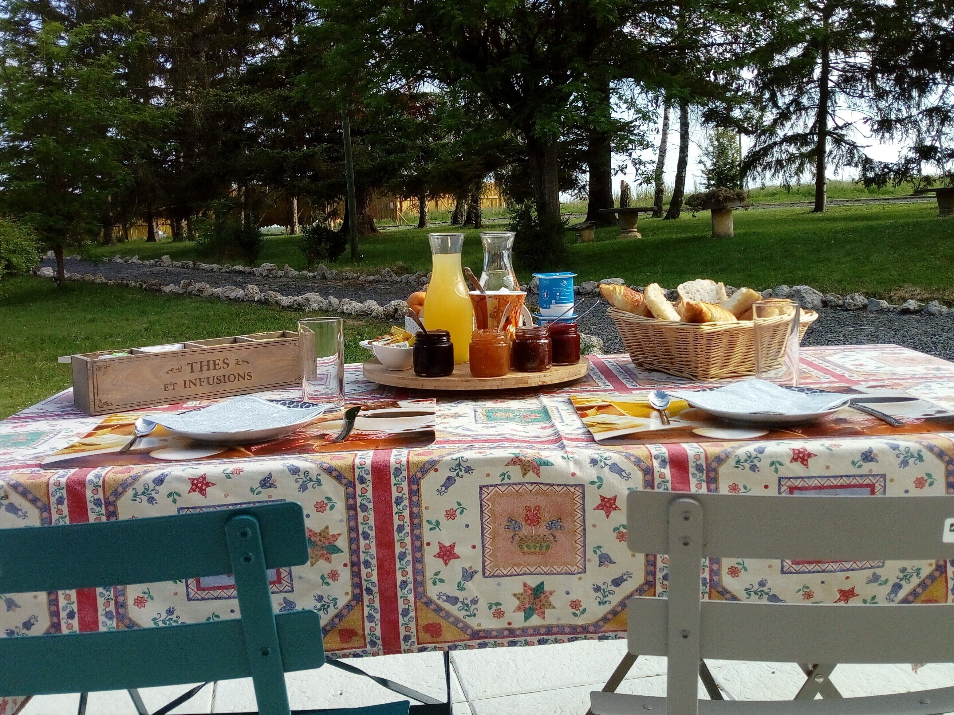 Cortinas blackout, tabla de planchar con plancha y wifi gratis 