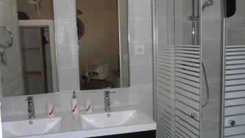 Deluxe Double Room, Hill View | Bilik Mandi | Selipar