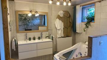 Deluxe Room, Hill View | Bathroom | Slippers