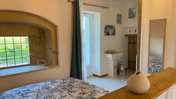 Honeymoon Room, Hill View | Blackout curtains, iron/ironing board, free WiFi, bed sheets