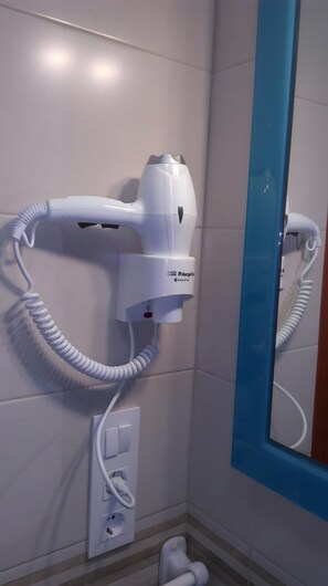 Dusch, hårtork och handdukar