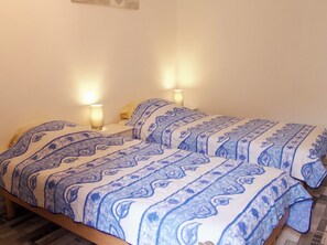 2 bedrooms, bed sheets - Logis 2 - Gîte Lougissoun (Entrecasteaux)