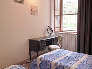 2 bedrooms, bed sheets - Logis 2 - Gîte Lougissoun (Entrecasteaux)