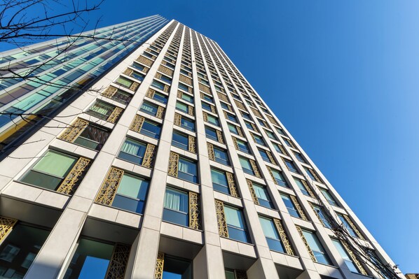 Un immeuble moderne et imposant, doté d’une façade à motifs géométriques et d’éléments décoratifs.