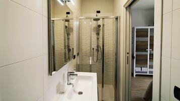 Haartrockner, Handtücher, Seife, Toilettenpapier