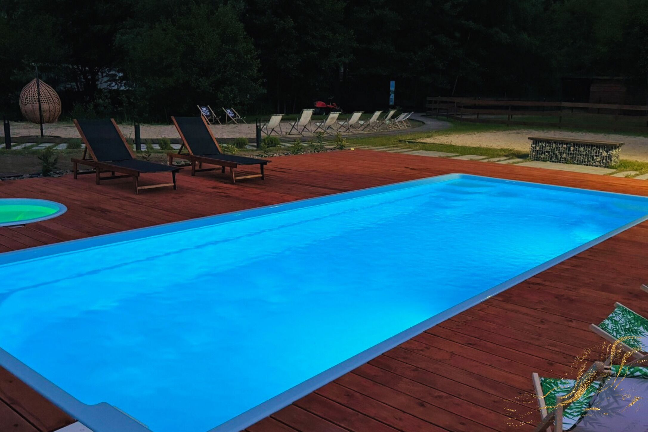 Una piscina al aire libre de temporada