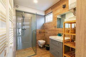 Deluxe Villa, Garden View | Bathroom | Shower, hair dryer, towels, soap - Baltic Natur Park- Family Resort Komfort (Niechorze)