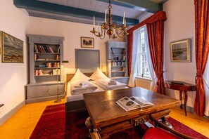 2 bedrooms, desk, free WiFi, bed sheets - Vacation apartment "Cirksena" - Spacious living with garden access (Krummhörn)