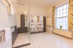 Shower, hair dryer, towels, toilet paper - Vacation apartment "Ukena" - Stately living in the Harlem house (Krummhörn)