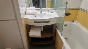 A bathroom with a toilet, sink, and bathtub. - Avoriaz 1800 Apartment 4/5 p (Morzine)