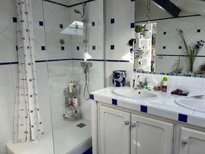 Shower, hair dryer, towels, soap - Charming apartment (90 m2) with sunny terrace 3* listed (Saint-Jean-de-Luz)