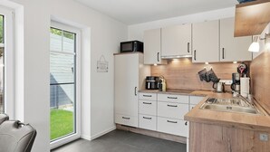 Kaffetrakter/tekoker, kjøleskap, mikrobølgeovn og kokeplater
