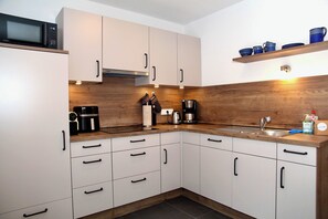 Fridge, microwave, stovetop, dishwasher - Modern Cordula vacation apartment with garden, terrace and e-charging station (Greetsiel)