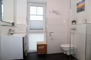 Shower, hair dryer - Modern Cordula vacation apartment with garden, terrace and e-charging station (Greetsiel)
