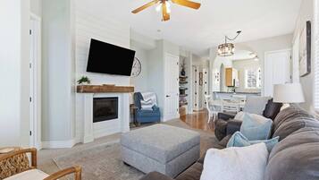 Condo, varias camas, balcón, vista a la montaña (Stone Cliff Oasis) | Área de sala de estar