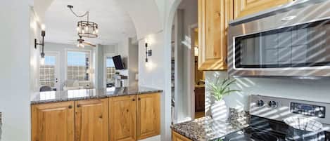 公寓客房, 多張床, 陽台, 山景 (Stone Cliff Oasis) | 私人廚房