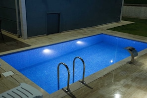 Pool - A fully private villa in Sapanca with a garden, pool, and air conditioning. (Sakarya)