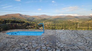 Unclassified image, 2 of 21, button