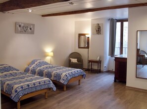 1 bedroom, bed sheets - Logis 3 - Gîte Lougissoun (Entrecasteaux)