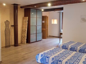1 bedroom, bed sheets - Logis 3 - Gîte Lougissoun (Entrecasteaux)