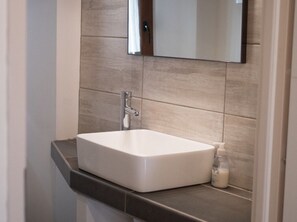 Bathroom - Vrbo Property (Entrecasteaux)