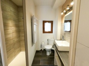 Shower, towels - Logis 3 - Gîte Lougissoun (Entrecasteaux)