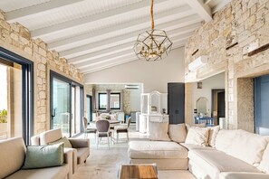 スマートテレビ、暖炉、書庫