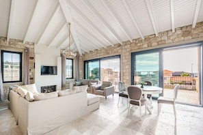 スマートテレビ、暖炉、書庫