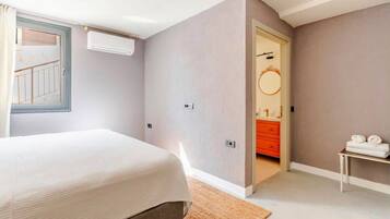 4 bedrooms, iron/ironing board, free WiFi, bed sheets
