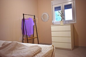 2 habitaciones, tabla de planchar con plancha, wifi y ropa de cama 