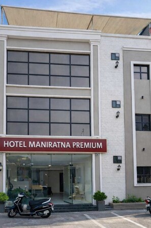 Exterior - Hotel Maniratna Premium (Indore)