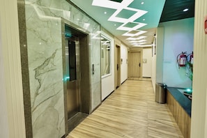Lobby - Hotel Maniratna Premium (Sanwer)