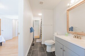 Sèche-cheveux, serviettes fournies