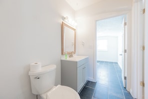 Sèche-cheveux, serviettes fournies