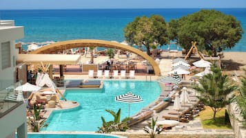 Double Swim Up Room | Luxe beddengoed, bedden met traagschuimmatras