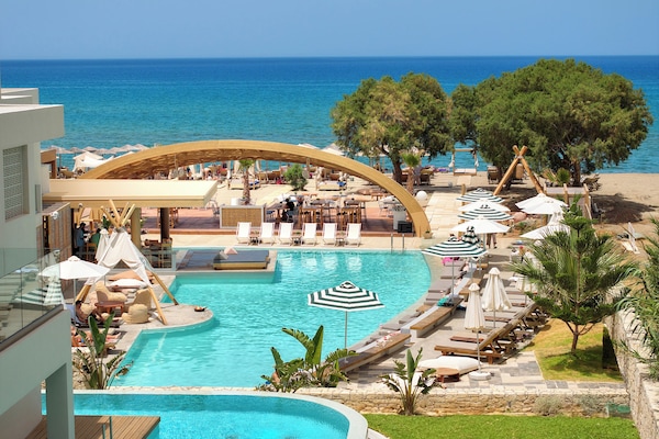 Double Swim Up Room | Premium bedding, memory foam beds, free minibar items, in-room safe