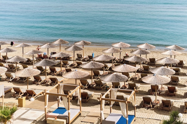 Privat strand, solstolar, parasoller och strandhanddukar