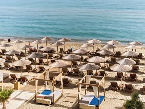 Privatstrand, Liegestühle, Sonnenschirme, Strandtücher