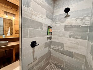 Dusche, Haartrockner, Handtücher