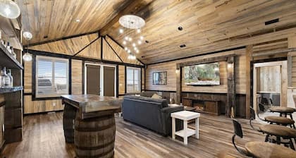 NEW! Group Lodge Near Shawnee 4BR + Firepit Patio