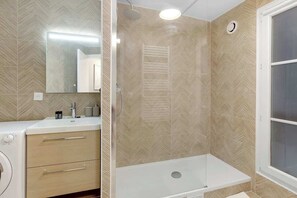 Regadera, secadora de cabello, shampoo 