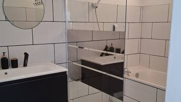Hårtørrer, håndklæder, Sæbe, Toiletpapir