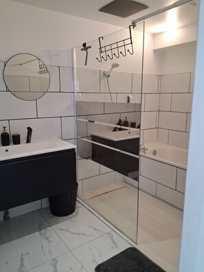 Secadora de cabello, toallas, jabón, papel de baño 