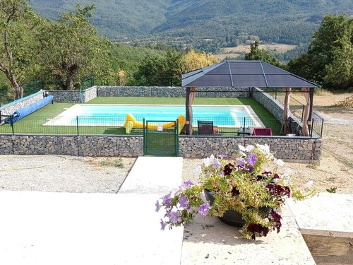 Spacious 7-person villa facing Montagne de Lure